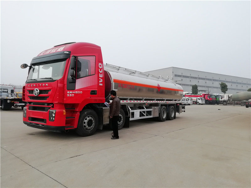 上汽紅巖29.7方前四后八鋁合金運油車(chē)，20噸運油車(chē)